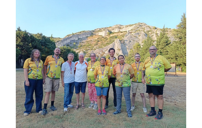 De gauche à droite:
Jade, Romain, Marcel, Dominique (Notre Président), Magali, Martine, Romain, Eve, Pierre et Jean-Marc.